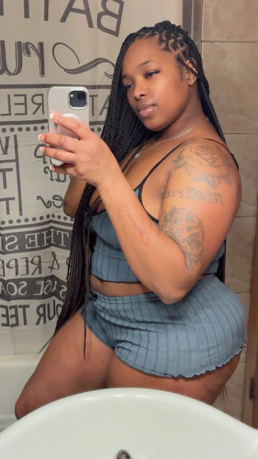 My thick ass cousin I would to stick my dick 🍆 rite in her ass she stay teasing on Facebook image 2