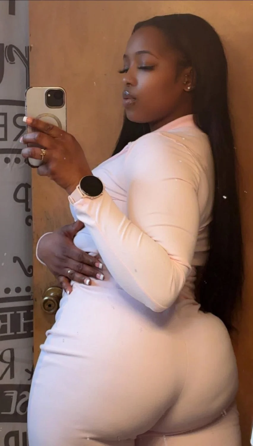 My thick ass cousin I would to stick my dick 🍆 rite in her ass she stay teasing on Facebook image 4