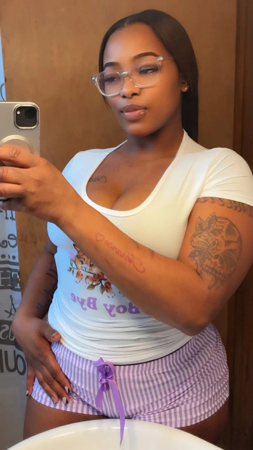 My thick ass cousin I would to stick my dick 🍆 rite in her ass she stay teasing on Facebook image 5