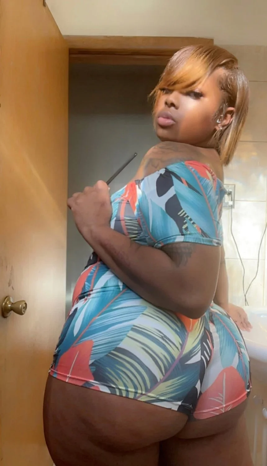 My thick ass cousin I would to stick my dick 🍆 rite in her ass she stay teasing on Facebook image 6
