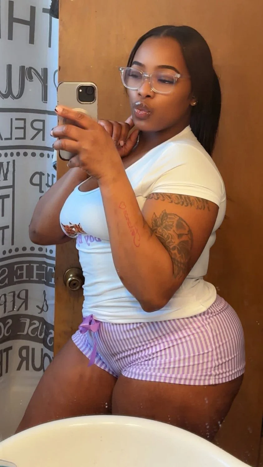 My thick ass cousin I would to stick my dick 🍆 rite in her ass she stay teasing on Facebook image 8