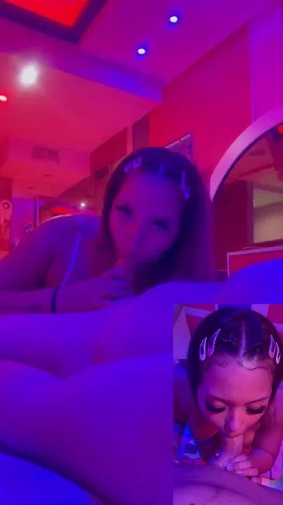 Pendeja Argentina novia petera mamando verga rico en un hotel room image 1