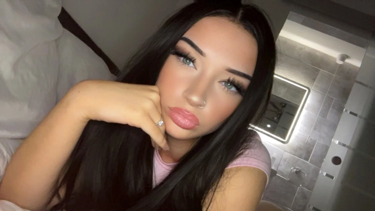 Just a shy teen girl <3 main image