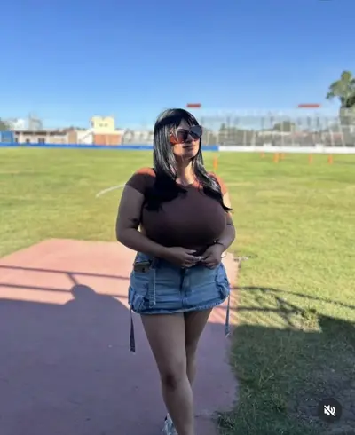 Periodista chichona con unas tetas enormes cover image