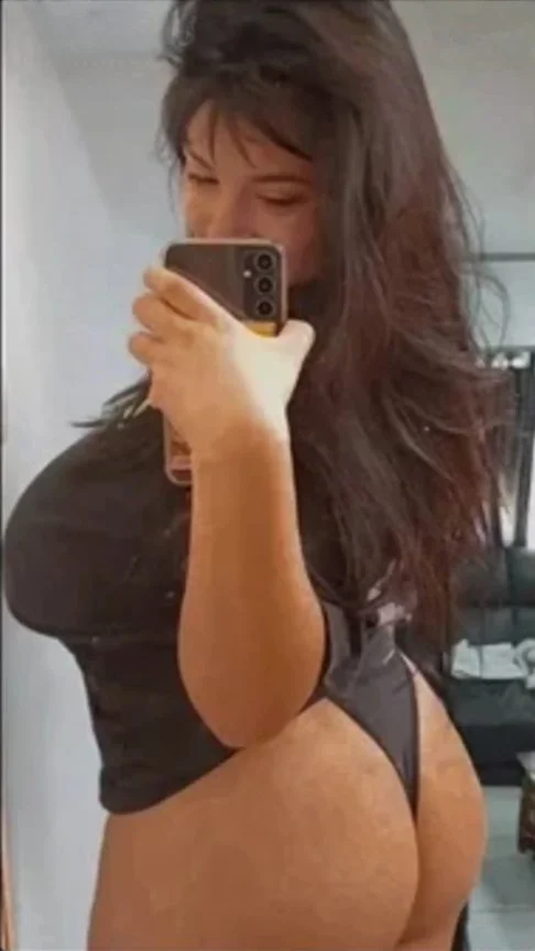 Periodista chichona con unas tetas enormes image 10