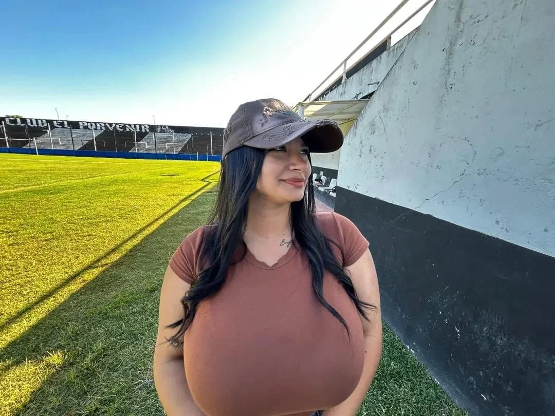 Periodista chichona con unas tetas enormes image 19