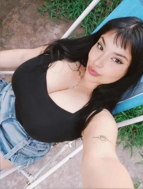 Periodista chichona con unas tetas enormes image 2