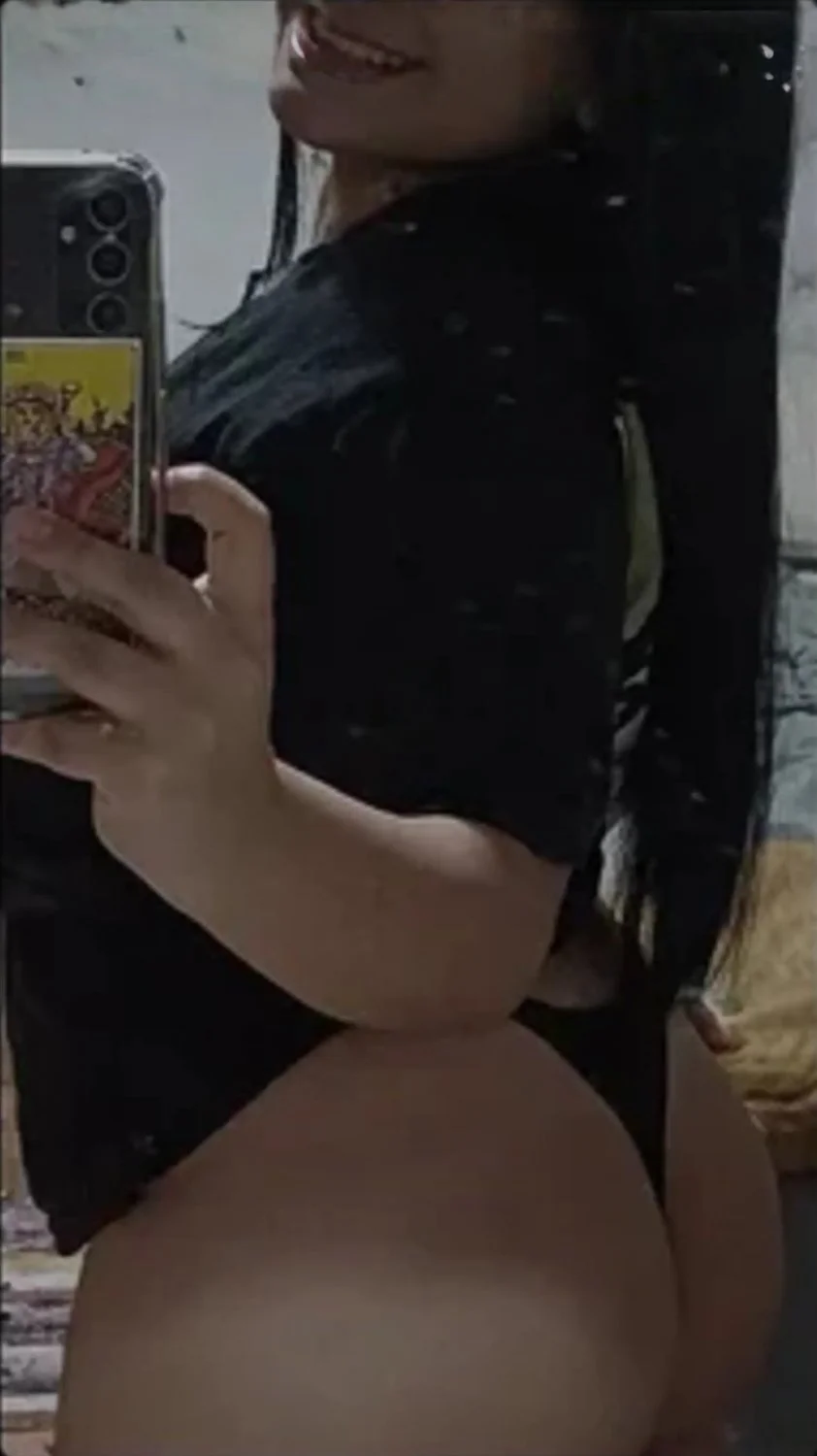 Periodista chichona con unas tetas enormes image 6