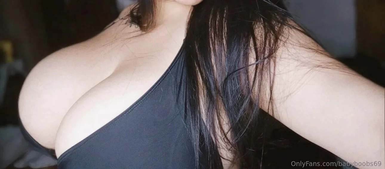 Periodista chichona con unas tetas enormes image 7