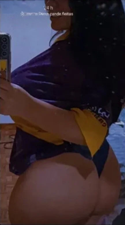Periodista chichona con unas tetas enormes image 8