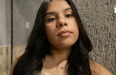 Seguidor pediu pra Vazar fotos de novinha gostosa mostrando sua bucetinha e seu cuzinho rosado cover image