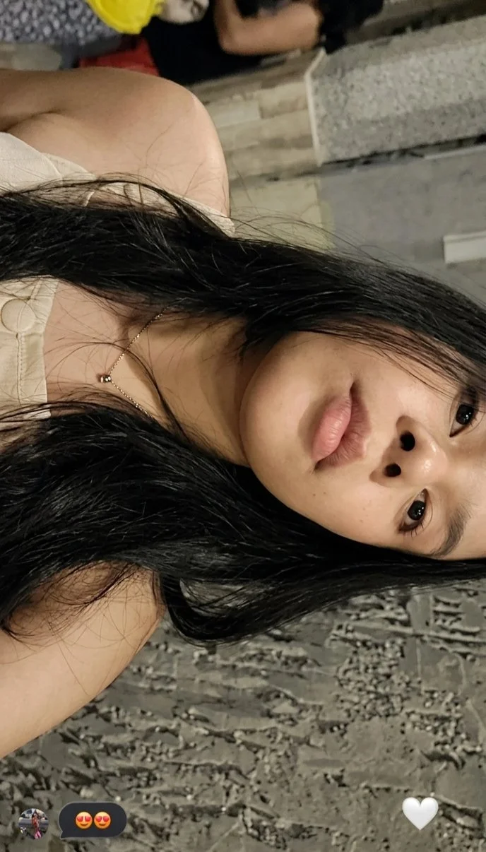 Seguidor pediu pra Vazar fotos de novinha gostosa mostrando sua bucetinha e seu cuzinho rosado image 13
