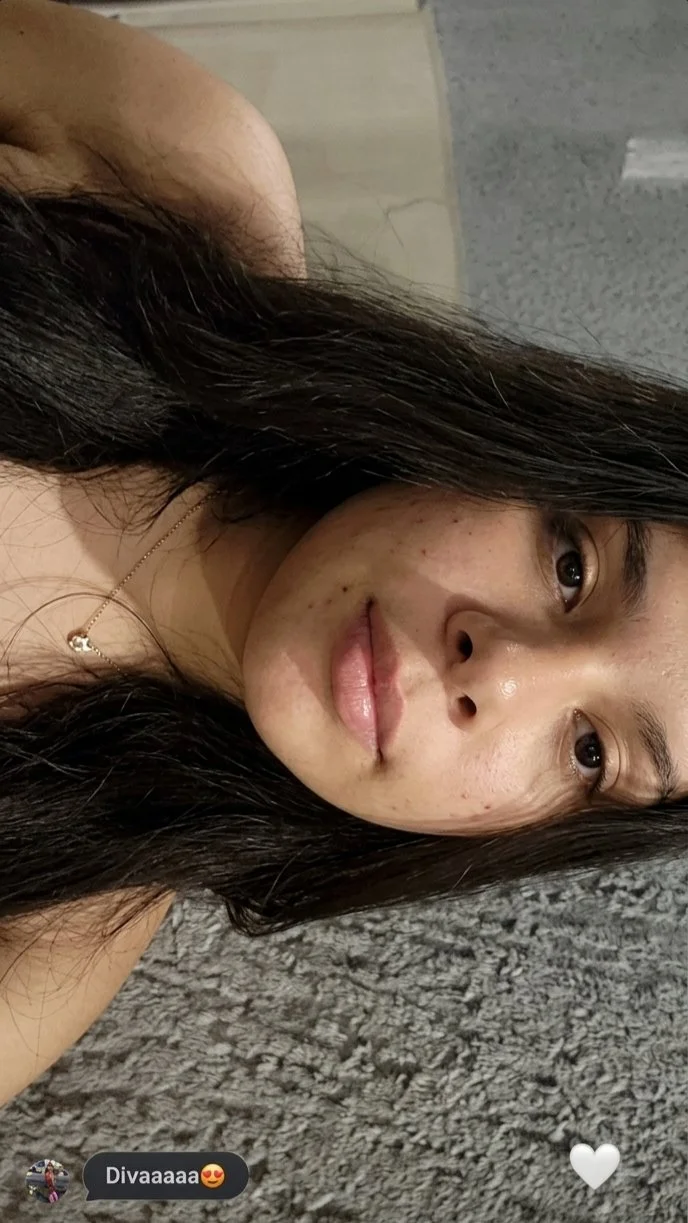 Seguidor pediu pra Vazar fotos de novinha gostosa mostrando sua bucetinha e seu cuzinho rosado image 2