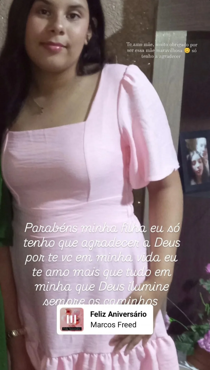 Seguidor pediu pra Vazar fotos de novinha gostosa mostrando sua bucetinha e seu cuzinho rosado image 7