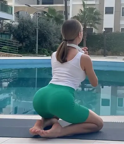 JERK OFF to Mari Kruchkova cover image