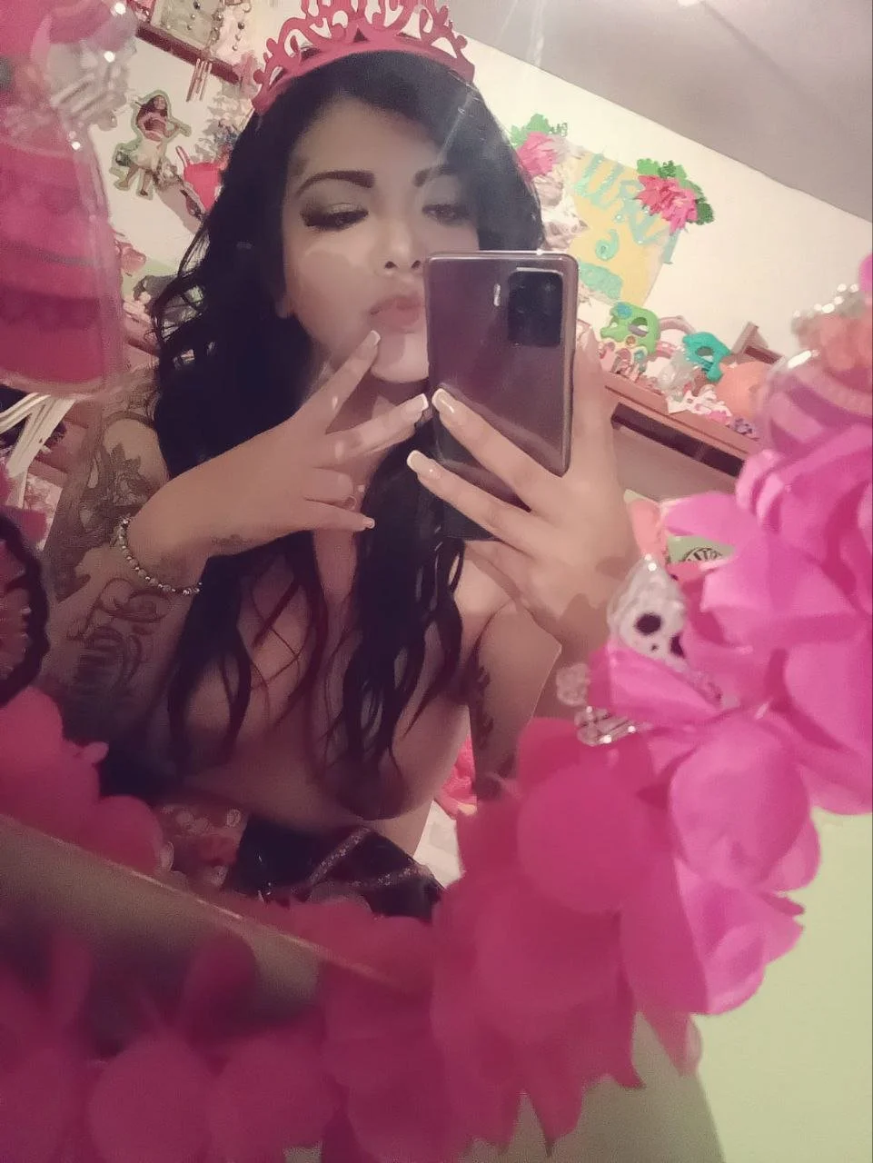 Putita de Neza Elizabeth Díaz le manda contenido a sus compañeros de la oficina image 27
