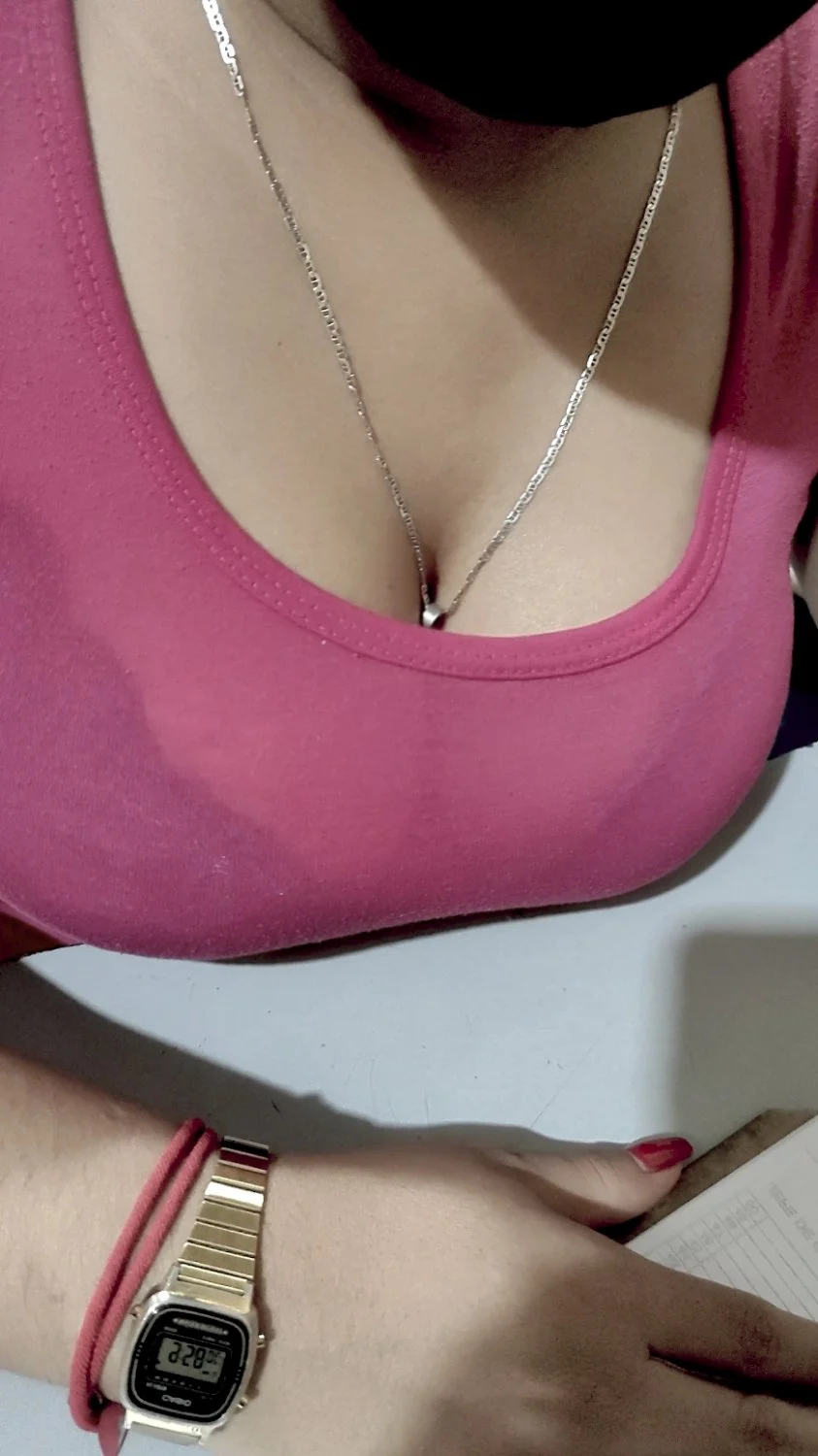 Chaparrita de blusa transparente con tetas hermosas image 2