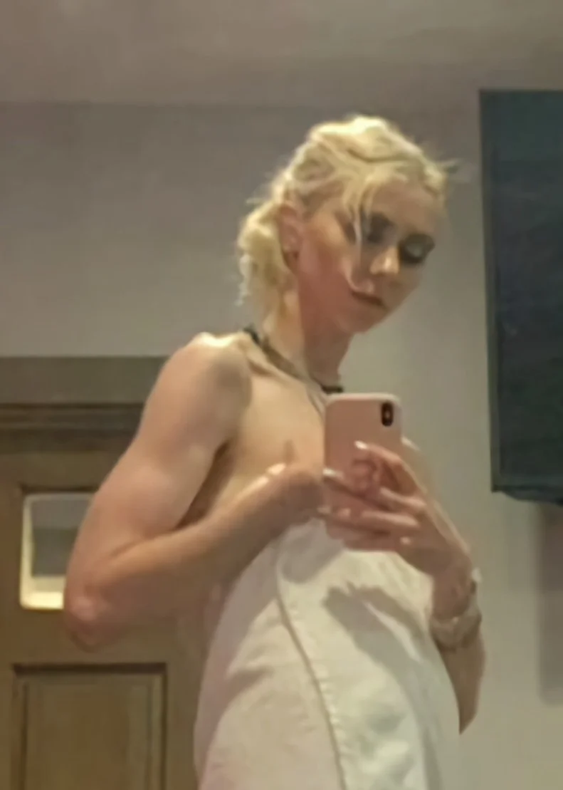 Taylor Momsen mirror selfies image 2