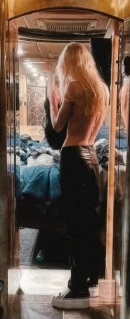 Taylor Momsen mirror selfies image 3