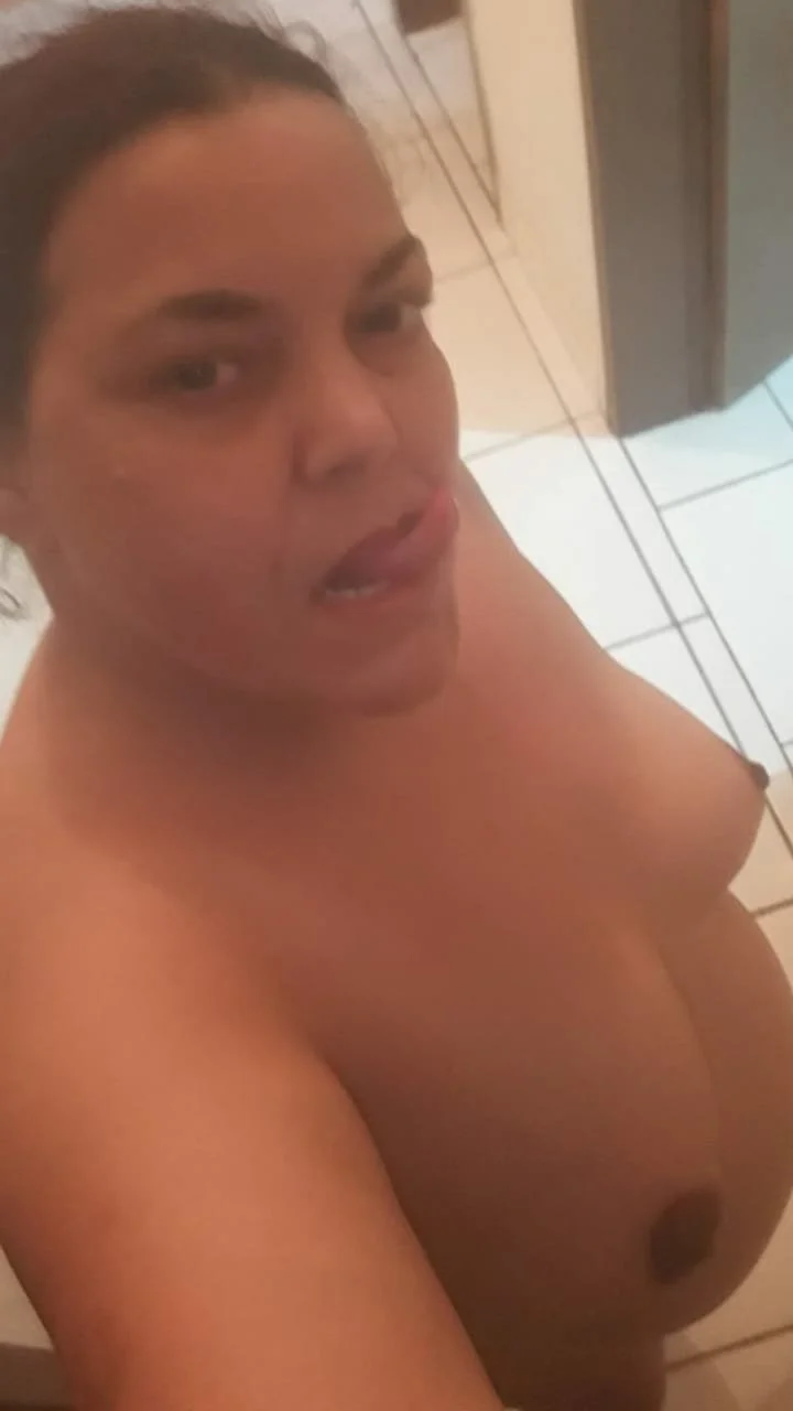 Coroa mandou foto depois de tomar banho. main image