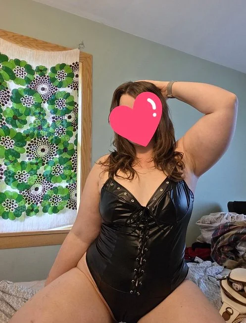 Nerdy & bruised pawg image 20