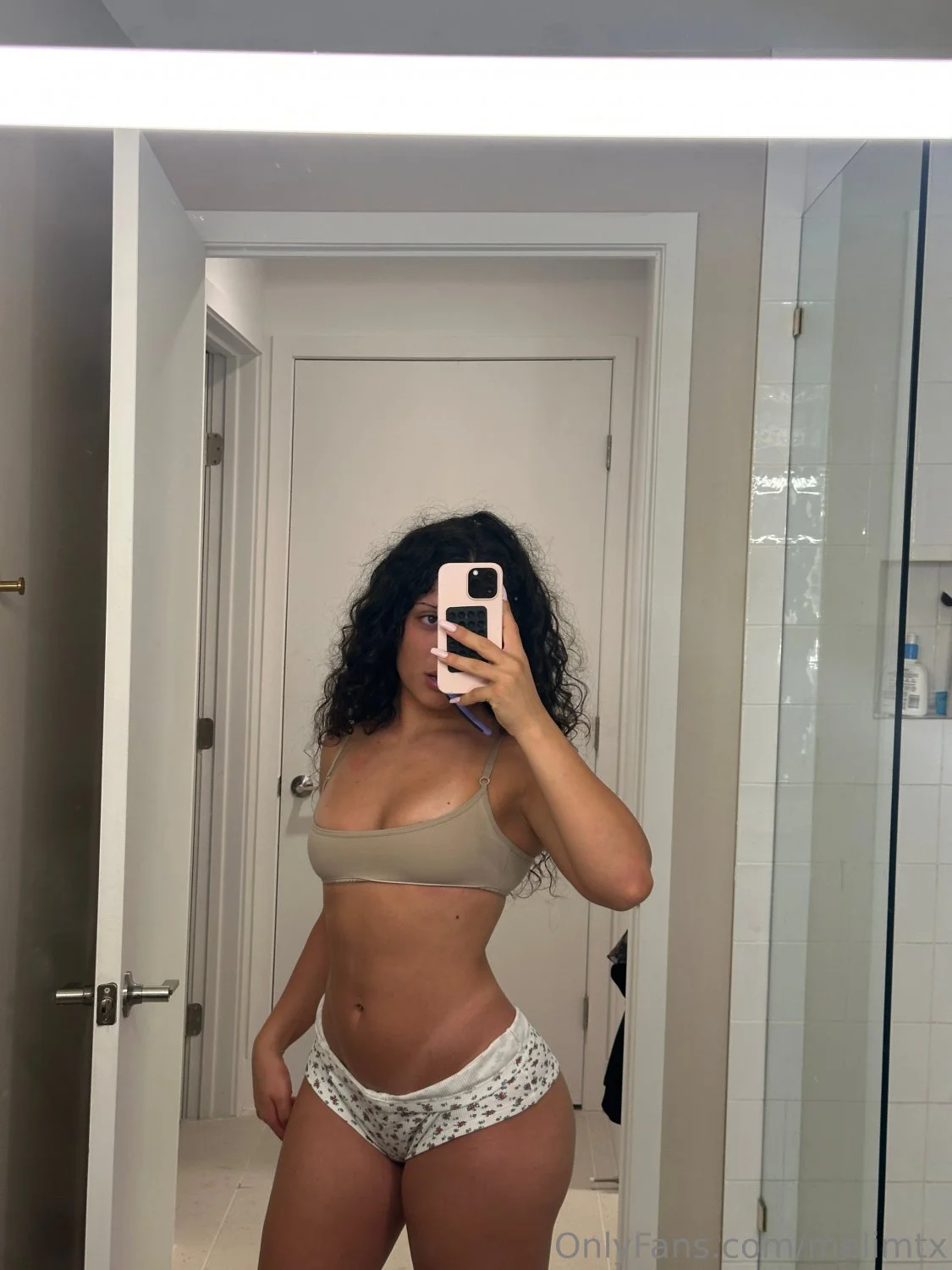 thick albanian MELI M brushes her teeth while shaking ass main image