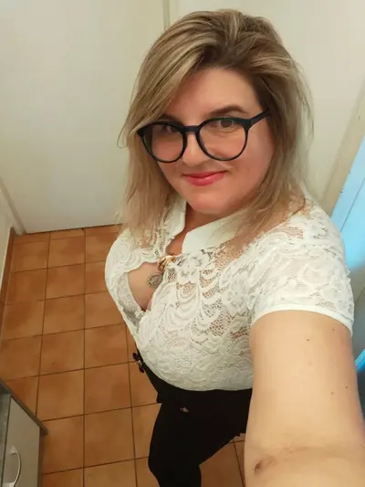 Y Milf send me to post her cover image
