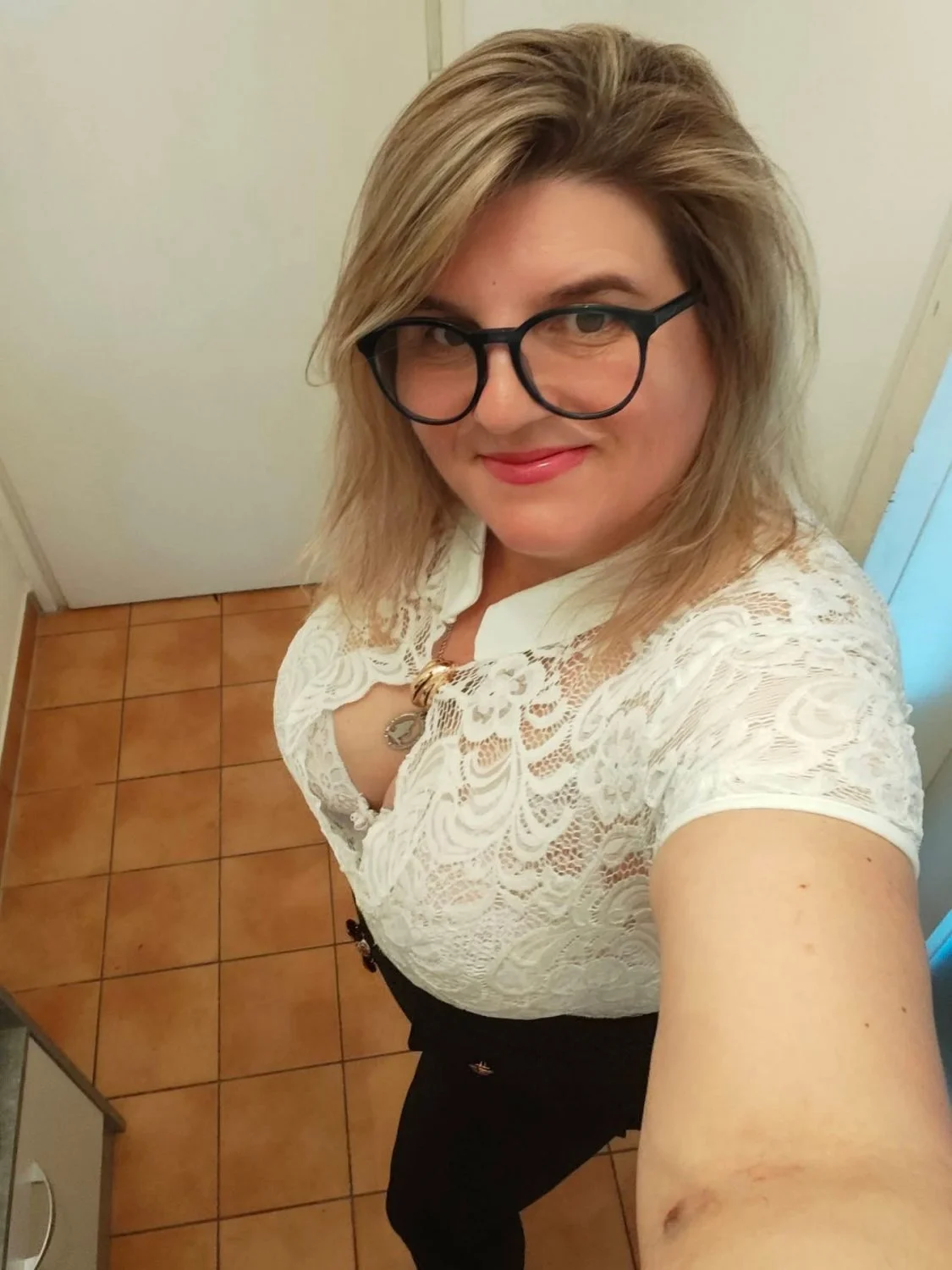 Y Milf send me to post her main image
