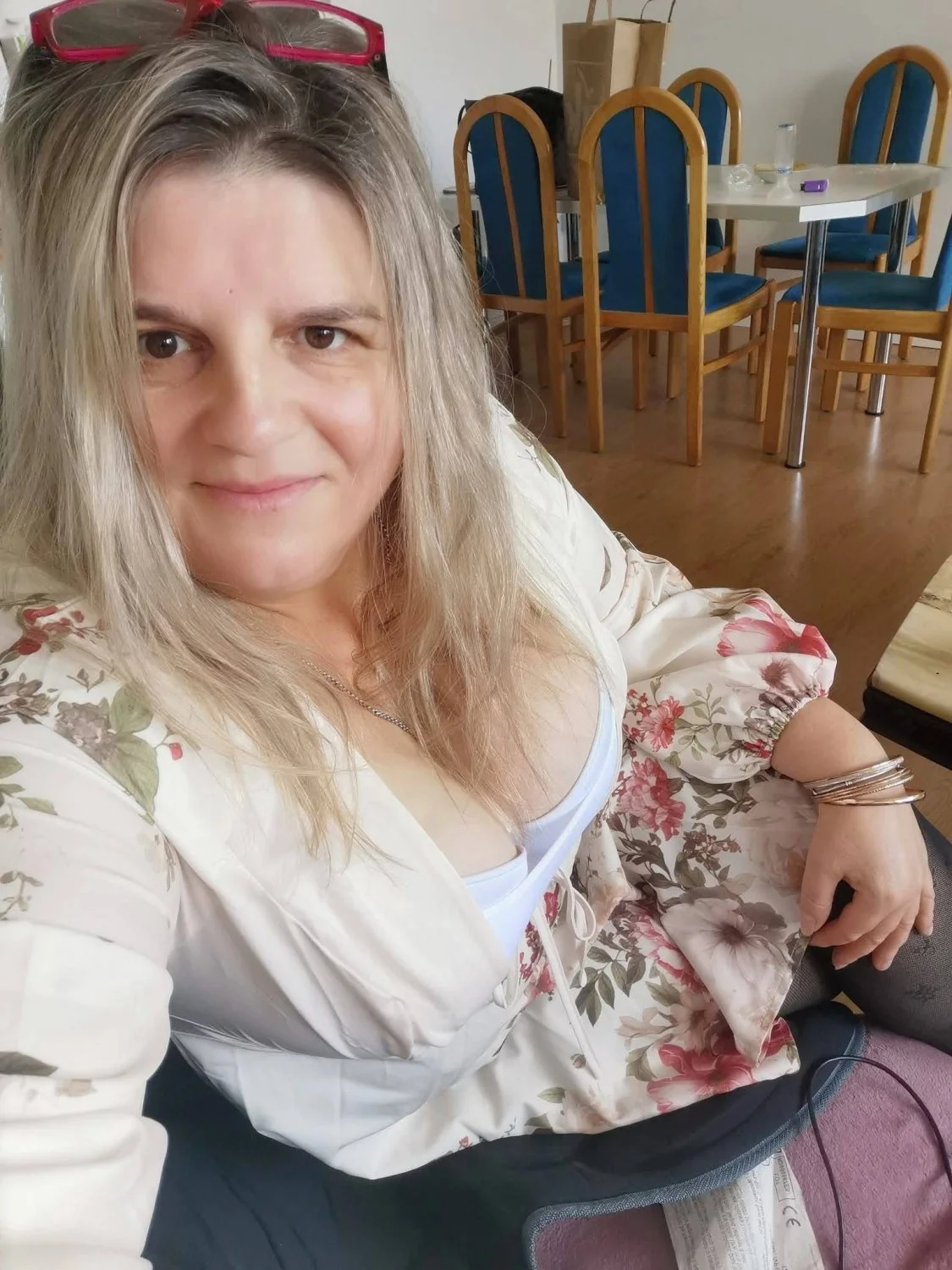 Y Milf send me to post her image 3