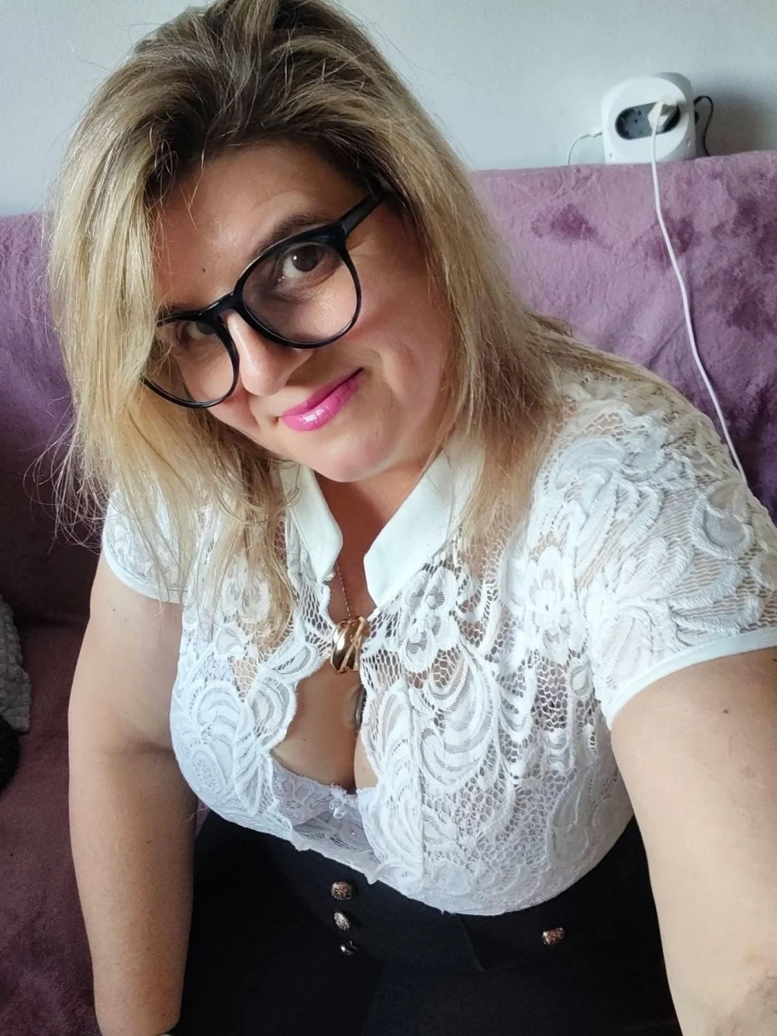 Y Milf send me to post her image 4