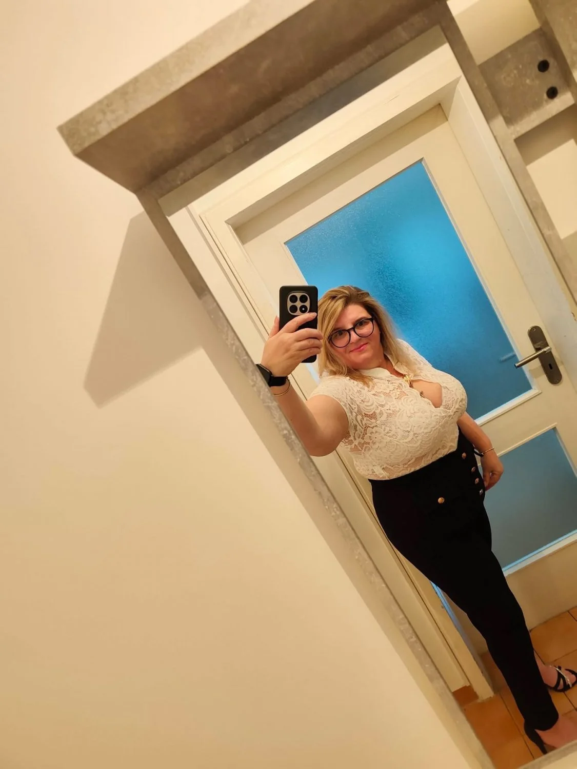 Y Milf send me to post her image 6
