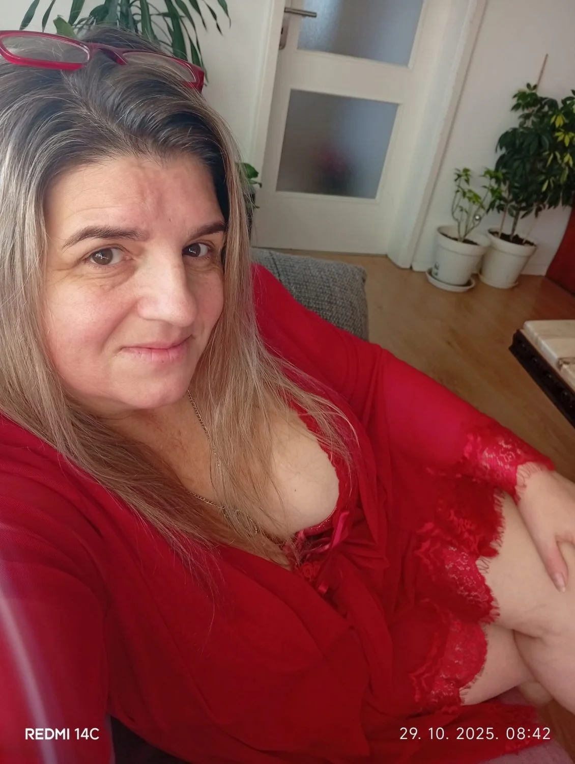 Y Milf send me to post her image 7