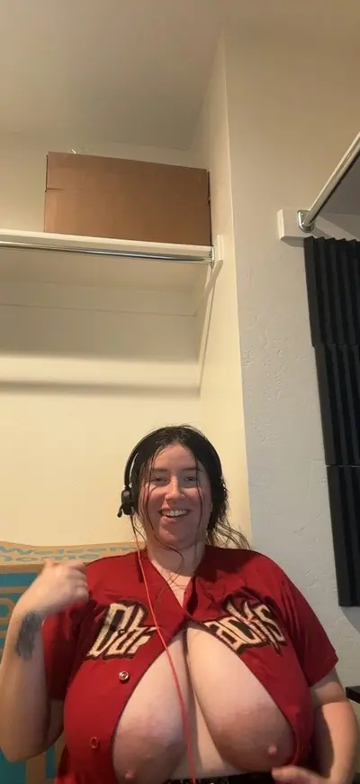 Big tits Vanessa sucking her titties cover image