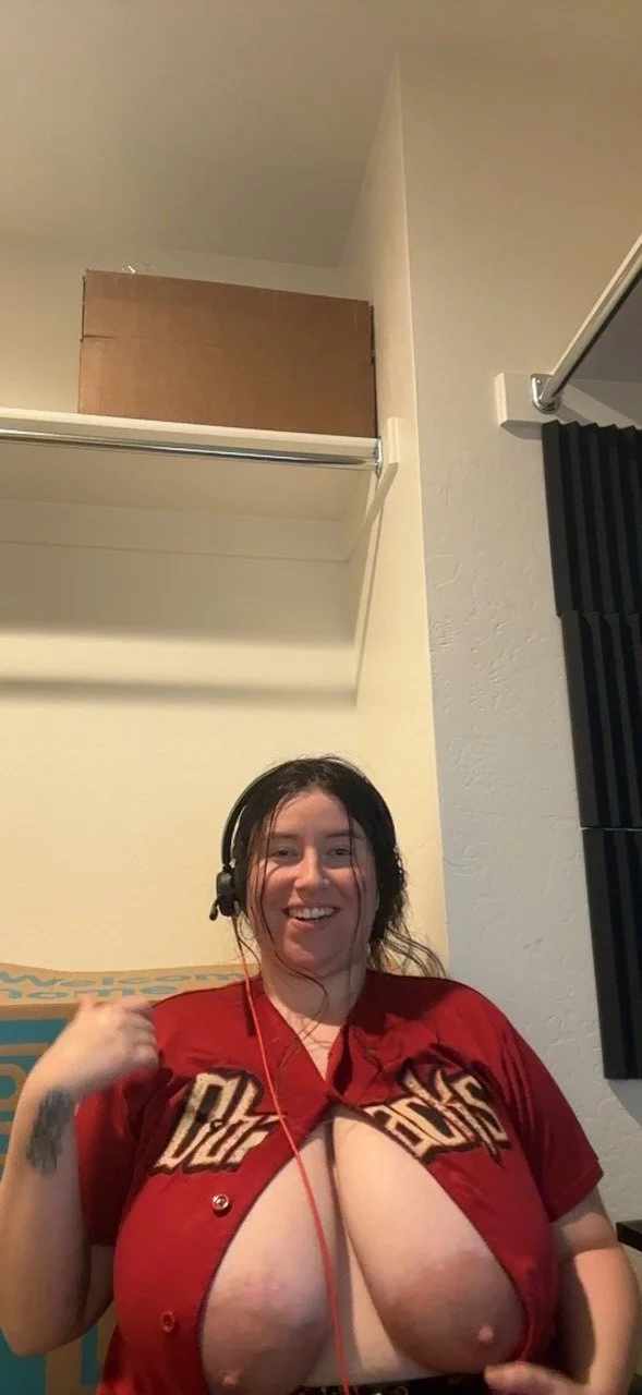 Big tits Vanessa sucking her titties main image