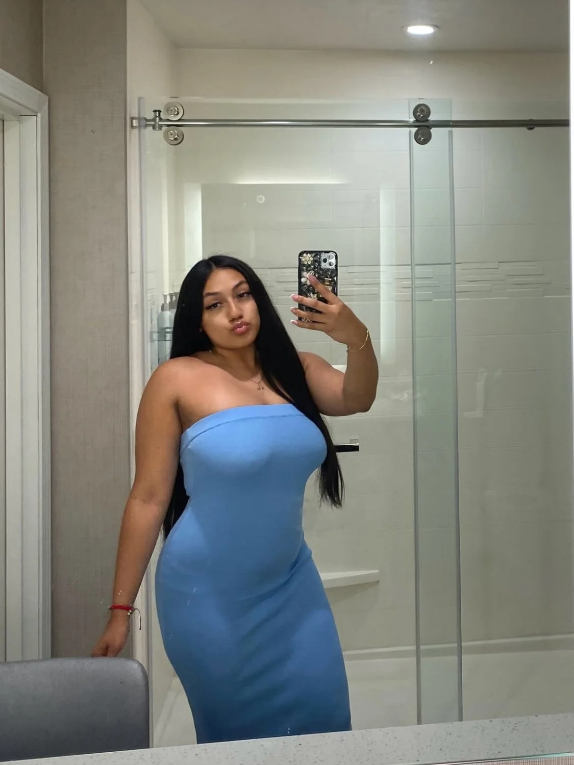 IG Latina image 47