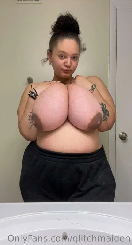 We ❤️ big titties and asses image 3
