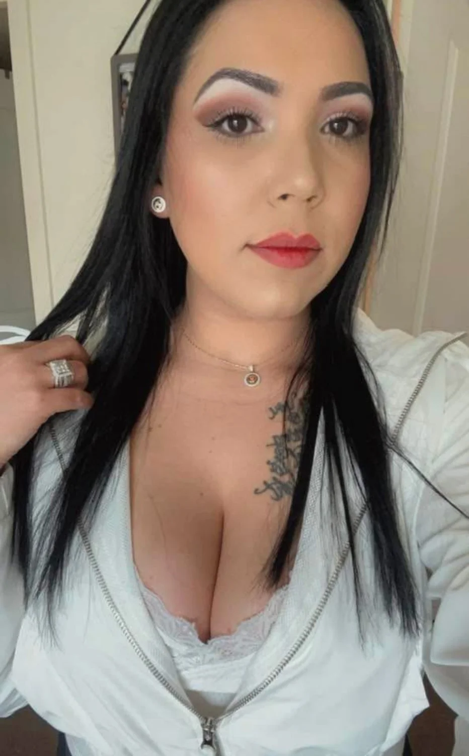 Can anyone tribute this Latina MILF irl (just posted her sister) image 6
