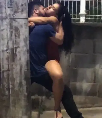 vazou comendo a safada depois do bailao no meio da rua cover image