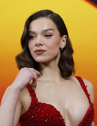 Hailee Steinfeld 🔥 cover image
