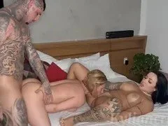 Sexo putaria fodendo a namorada liberal e a vizinha coroa loirinha casada main image