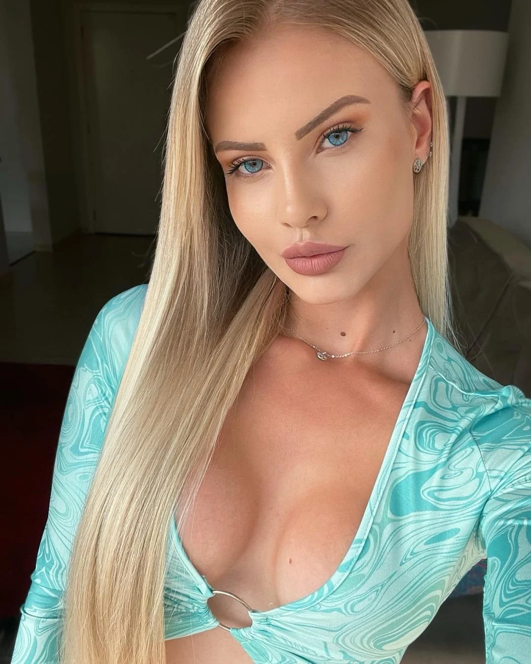 Novinha mete gostoso e deixa gozar na boca-vem pro perfil- main image