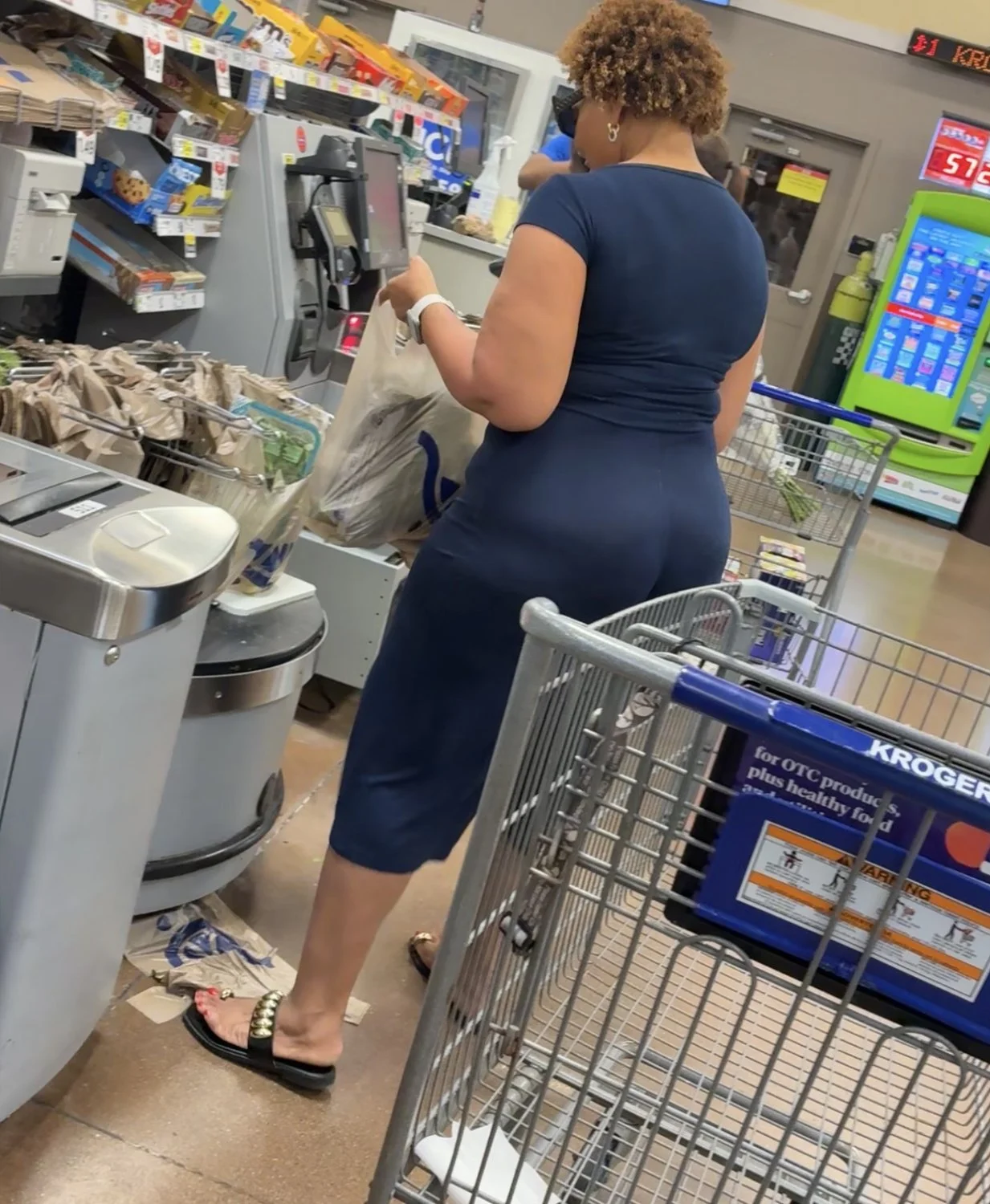 Thick ass ol Lady image 4