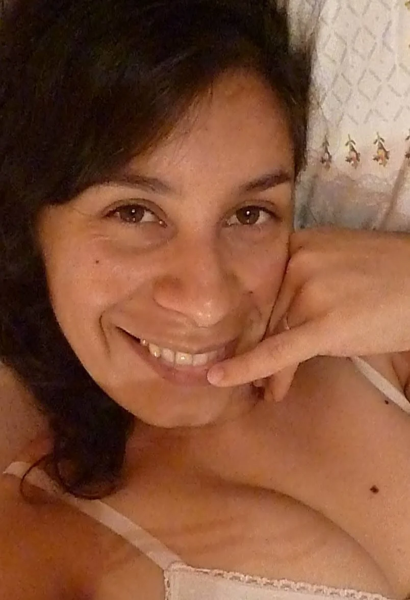 exhibiendo a mi mujer, morocha y bien puta - le encanta el gang bang -2 image 2