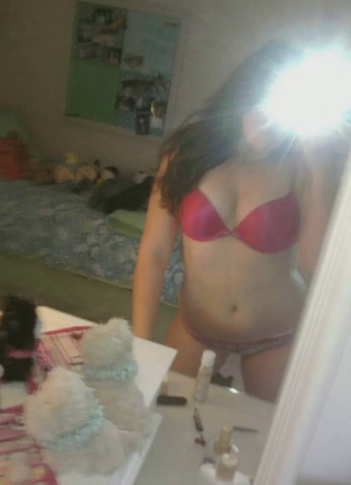 Uni whore presenting her body image 15