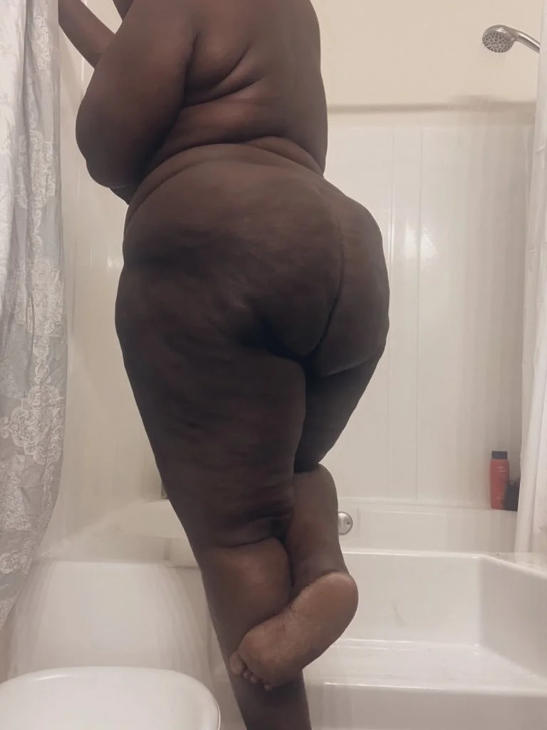 Sexy Chubby Ebony MILF image 16