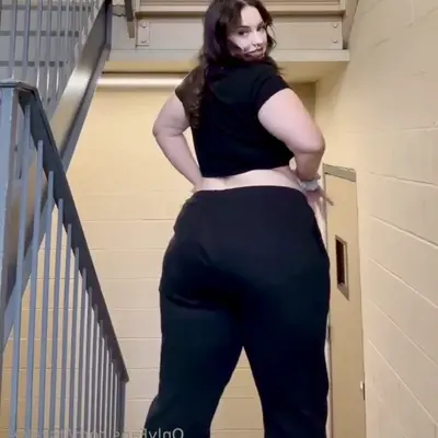 White girl got that azz sounding Like some mf bass drums 😤 cover image