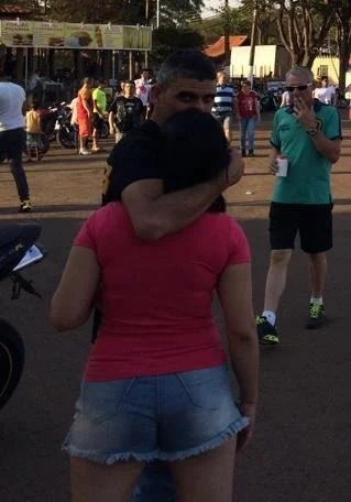 O corno percebeu que o macho estava registrando o cu gostoso da mulher dele. image 1