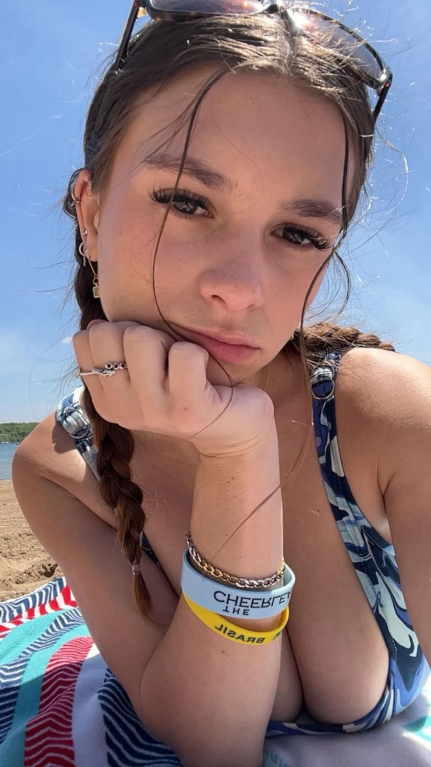 Busty Teen Bop Lainie image 8