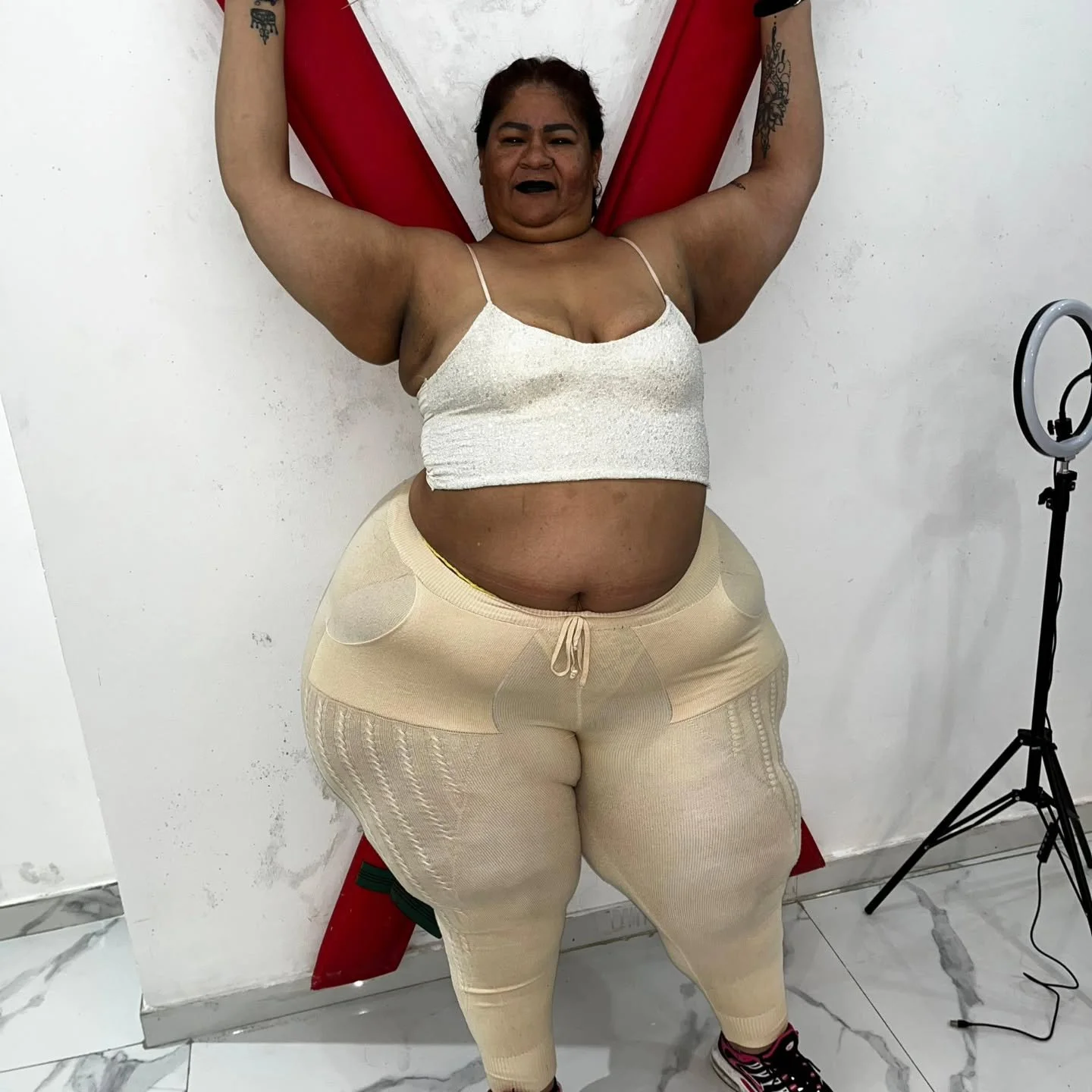 ESMERALDA La Modelo Más Gigante de la Talla SSBBW. image 11