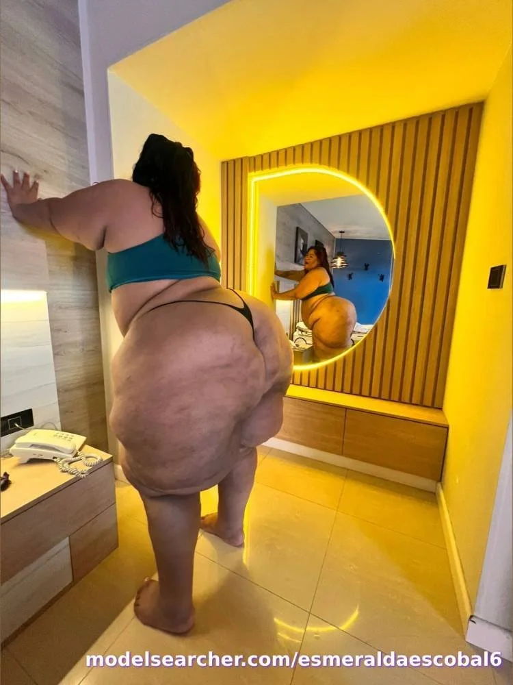 ESMERALDA La Modelo Más Gigante de la Talla SSBBW. image 23